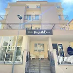 Bed And Book Hotel 2*